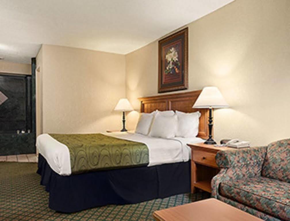 Days Inn & Suites By Wyndham Stuttgart Zewnętrze zdjęcie