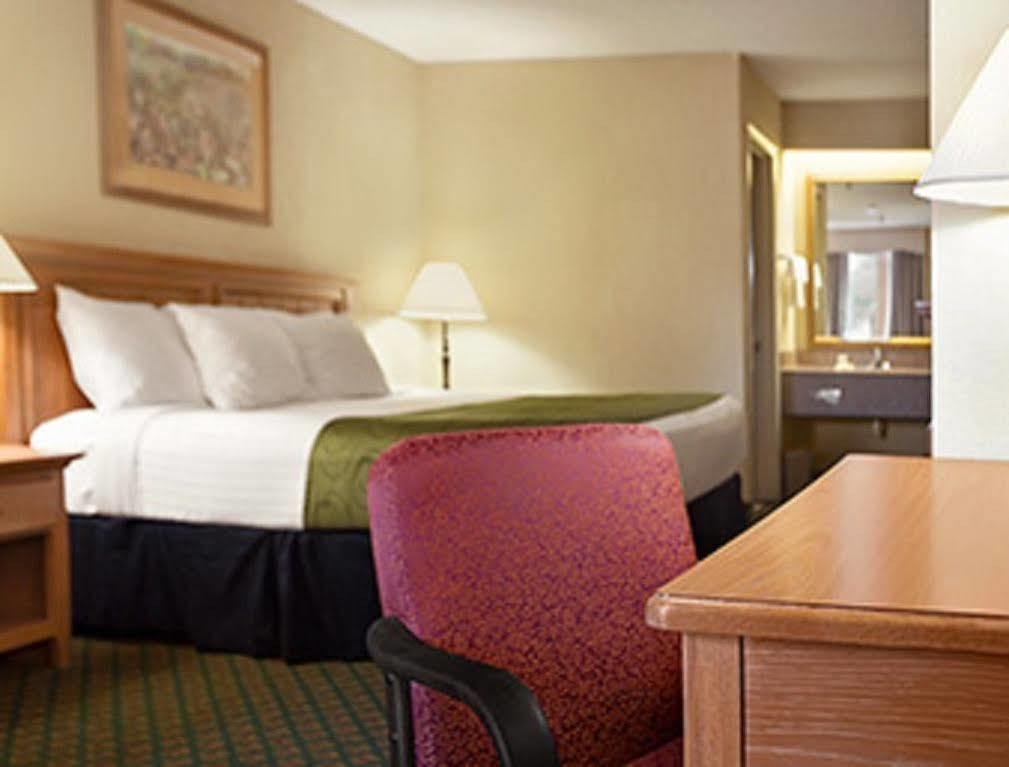 Days Inn & Suites By Wyndham Stuttgart Zewnętrze zdjęcie